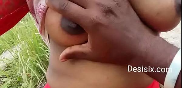  Desi girl showing boobs in park